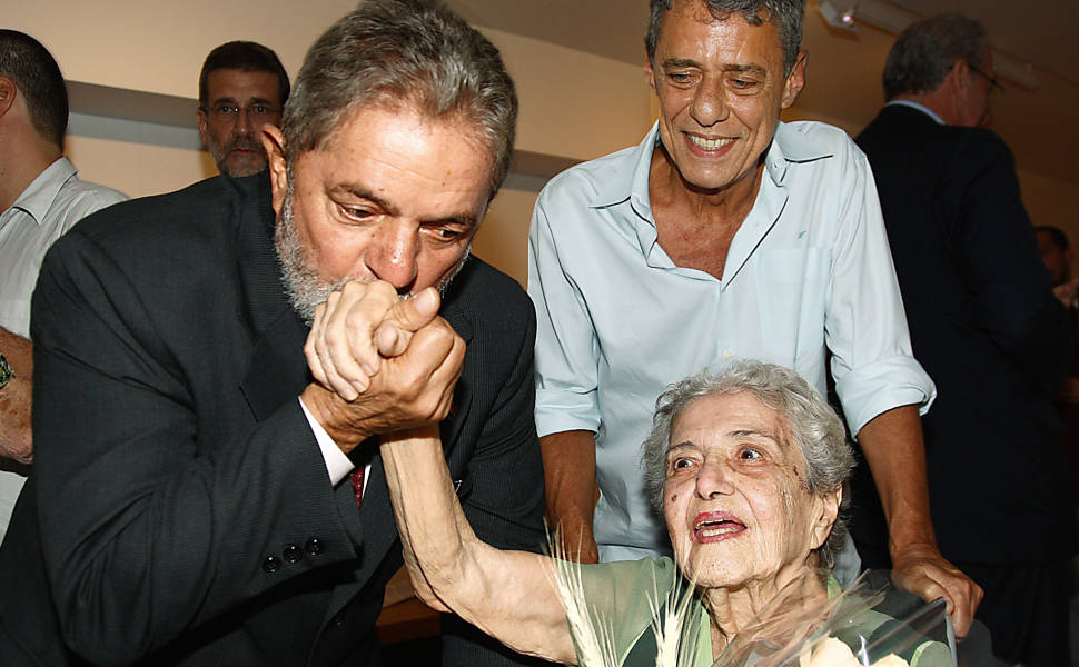 O presidente Luiz Inácio Lula da Silva cumprimenta dona Maria Amélia Buarque de Holanda, mãe do cantor Chico Buarque, que completa 100 anos