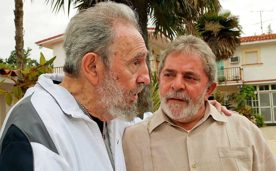O presidente brasileiro Luiz Inácio Lula (à dir.) durante encontro para reunião com o ex-ditador cubano Fidel Castro e seu irmão Raúl Castro, chefe de Estado de Cuba, em Havana.  ***  HAB310 - LA HABANA (CUBA), 24/02/2010.- Fotografóa cedida hoy, miØrcoles 24 de febrero de 2010, en la que se observa al lóder cubano Fidel Castro (i) durante una reuniún con el presidente brasileæo, Luiz InÆcio Lula da Silva (d), en La Habana (Cuba). Lula se encontrú con Castro, a quien llama "viejo amigo", para despedirse como mandatario, y lo hizo en un dóa crótico por la muerte en la isla de Orlando Zapata Tamayo, un preso polótico que llevaba 85 dóas de huelga de hambre