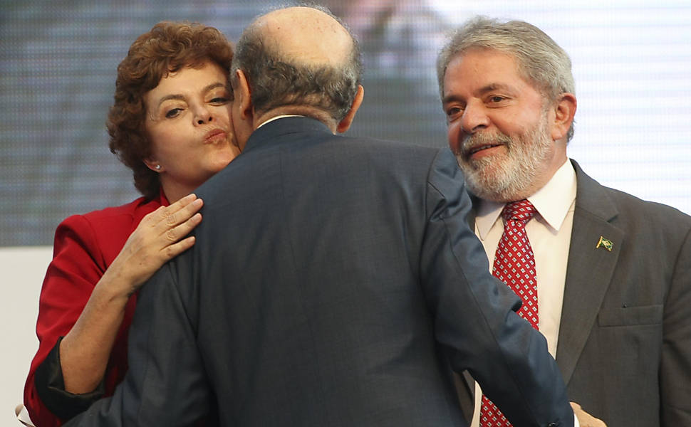 A ministra Dilma Rousseff, observada pelo presidente Luiz Inácio Lula da Silva, cumprimenta o governador de São Paulo, José Serra, após discurso do tucano, durante inauguração de fábrica de máquinas agrícolas.