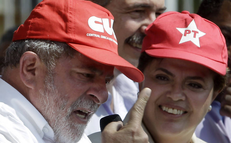 O presidente da república Luiz Inácio Lula da Silva, e a candidata do PT à presidência pelo PT, Dilma Rousseff, durante comício em Mauá (SP)