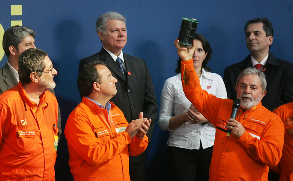 O presidente Luiz Inácio Lula da Silva mostra petróleo recolhido do pré-sal no campo de Tupi ao lado do governador do RJ, Sérgio Cabral Filho e do presidente da Petrobras, José Sergio Gabrielli de Azevedo (à esq.), na a Bacia de Campos, na Ilha do Governador, Rio de Janeiro (RJ)