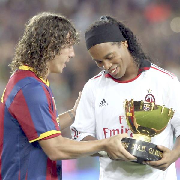 Barcelona presta homenagem a Ronaldinho Gaúcho