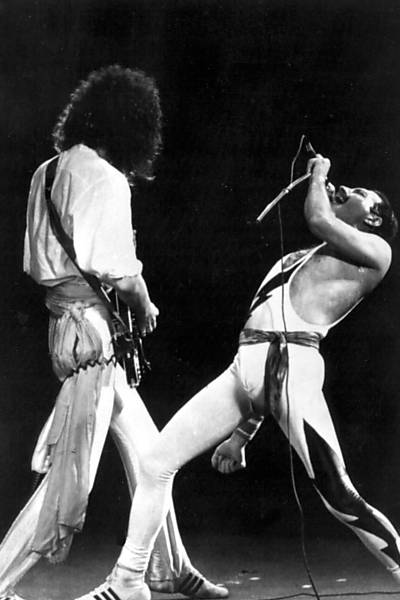 O vocalista Freddie Mercury e o guitarrista Brian May, durante apresentação do Queen no primeiro Rock in Rio, em janeiro de 1985; Freddie nasceu no dia 5 de setembro de 1946 como Farrokh Bommi Bulsara, em Zanzibar (atualmente parte da Tanzânia) o apelido Freddie surgiu na escola e acabou sendo artisticamente pelo músico