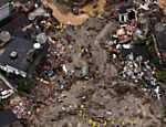 Moradores e membros da equipe de resgate procuram por sobreviventes das enchentes em Teresópolis, no Rio  Leia Mais