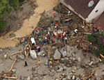 Moradores carregam corpo de vítima das enchentes em Teresópolis Leia Mais