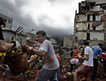 Voluntários retiram terra de prédio que desabou e soterrou moradores em Nova Friburgo (RJ) Leia Mais