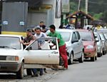 Pessoas esperam em fila para comprar combustível no único posto em funcionamento, em Nova Friburgo (RJ) Leia Mais