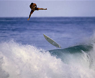 Surfistas despencam de ondas gigantes