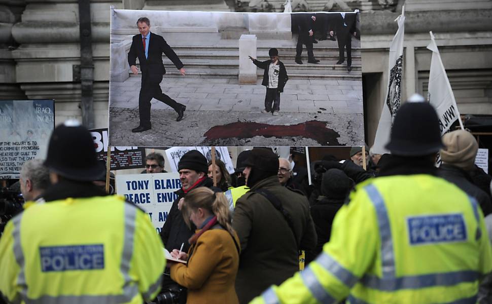 Manifestantes protestam em frente ao Queen Elizabeth II Conference Centre, onde o ex-primeiro-ministro britânico Tony Blair compareceu para prestar esclarecimentos sobre a guerra do Iraque, em Londres, Reino Unido