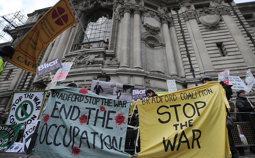 Manifestantes protestam em frente ao Queen Elizabeth II Conference Centre, onde o ex-primeiro-ministro britânico Tony Blair compareceu para prestar esclarecimentos sobre a guerra do Iraque, em Londres, Reino Unido