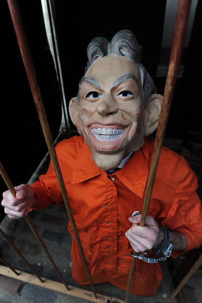 Manifestante pacifista fantasiado como o ex-primeiro-ministro britânico Tony Blair durante protesto em Londres, Inglaterra