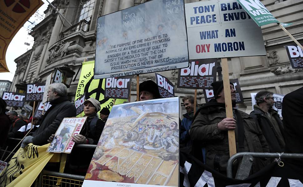 Manifestantes protestam em frente ao Queen Elizabeth II Conference Centre, onde o ex-primeiro-ministro britânico Tony Blair compareceu para prestar esclarecimentos sobre a guerra do Iraque, em Londres, Reino Unido