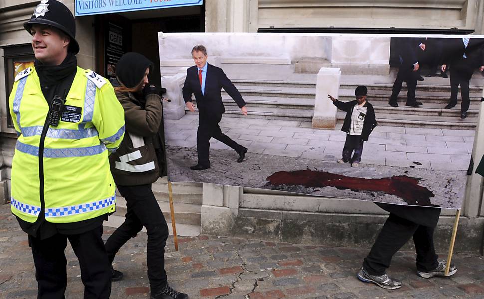 Manifestantes protestam em frente ao Queen Elizabeth II Conference Centre, onde o ex-primeiro-ministro britânico Tony Blair compareceu para prestar esclarecimentos sobre a guerra do Iraque, em Londres, Reino Unido