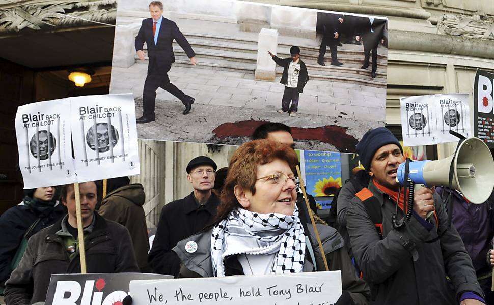 Manifestantes protestam em frente ao Queen Elizabeth II Conference Centre, onde o ex-primeiro-ministro britânico Tony Blair compareceu para prestar esclarecimentos sobre a guerra do Iraque, em Londres, Reino Unido