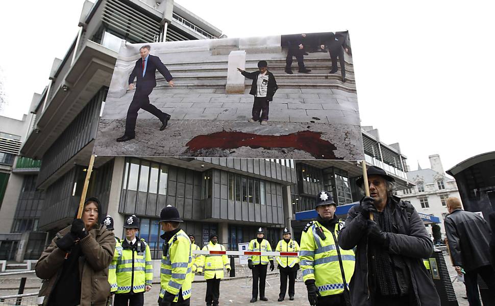 Manifestantes protestam em frente ao Queen Elizabeth II Conference Centre, onde o ex-primeiro-ministro britânico Tony Blair compareceu para prestar esclarecimentos sobre a guerra do Iraque, em Londres, Reino Unido