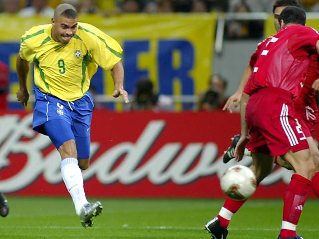 Ronaldo chuta de bico para fazer 1 a 0, eliminar a Turquia e colocar o Brasil em sua sétima decisão de Copa do Mundo