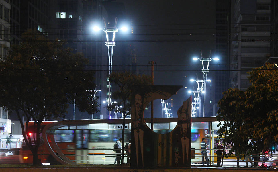 Poupatempo Sé - 02/10/2015 - Cotidiano - Fotografia - Folha de S.Paulo