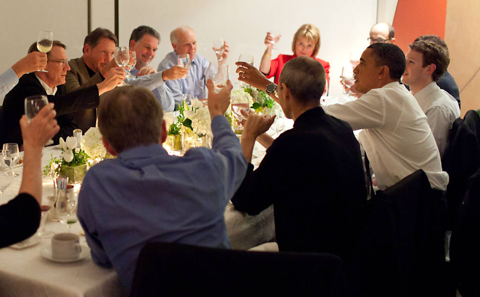 O presidente Barack Obama (à dir.) entre Mark Zuckerberg, do Facebook (à sua dir.), e Steve Jobs, da Apple (de preto), durante evento que reuniu líderes do setor de tecnologia dos EUA em San Francisco