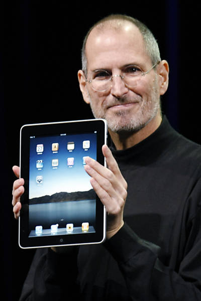Steve Jobs segura um iPad durante apresentação em San Francisco (EUA)