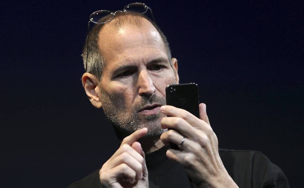 O presidente da Apple, Steve Jobs, manuseia o novo iPhone 4 para uma plateia de 5.000 desenvolvedores de aplicativos em San Francisco (EUA)