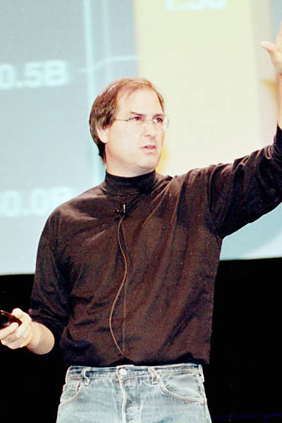 Steve Jobs anuncia os lucros da empresa na sede da Apple em Cupertino, Califórnia (Estados Unidos)