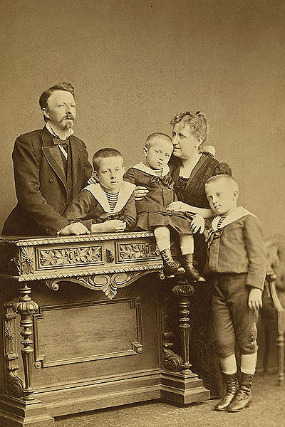 Princesa Isabel, conde d'Eu e os filhos d. Pedro de Alcântara, príncipe do Grão-Pará, d. Luís Maria e d. Antônio Gastão, cerca de 1884