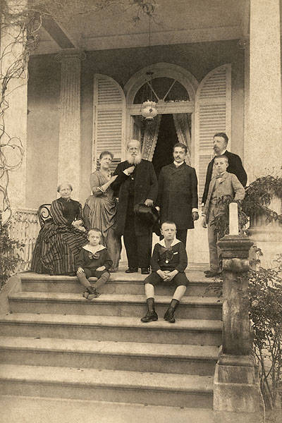 Família imperial reunida na escadaria do palácio Isabel, em Petrópolis (RJ), em 1889