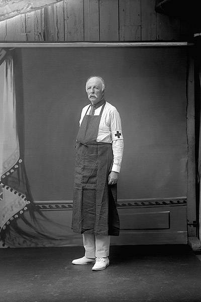 Conde d'Eu com uniforme da Cruz Vermelha, no Castelo d'Eu, no norte da França, cerca de 1918