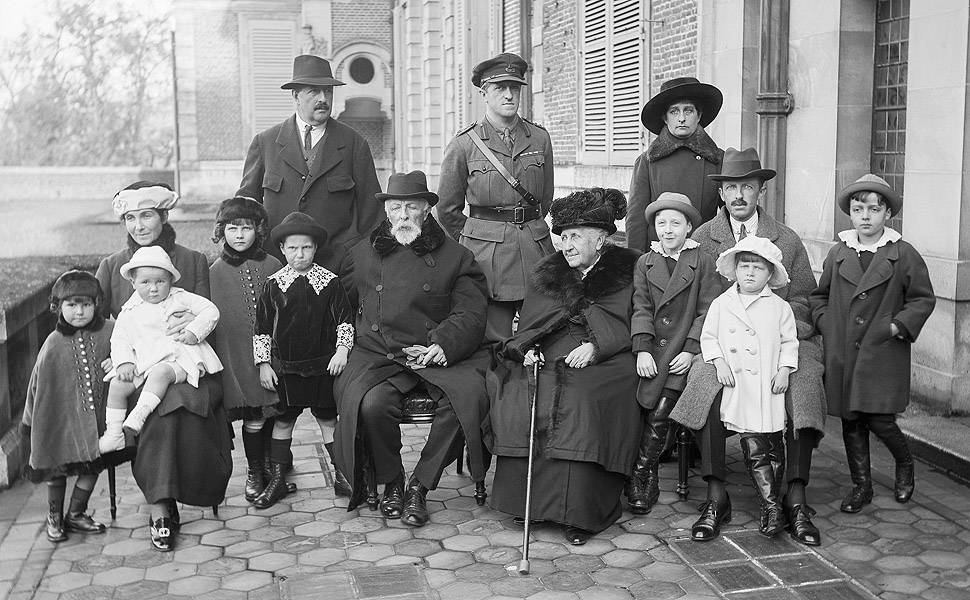 Família imperial reunida no Castelo d'Eu em 1918. No primeiro plano, da esq. para a dir.: d. Maria Francisca, em pé, e d. Elisabeth Dobrzenky de Dobrzenicz, sentada, tendo ao colo d. João Maria; ao seu lado, d. Isabel, futura condessa de Paris, e d. Pedro Gastão, ambos em pé; sentados, conde d'Eu e princesa Isabel, seguidos de d. Pia Maria, em pé, d. Luís, sentado, d. Luís Gastão e d. Pedro Henrique, príncipe do Grão-Pará, ambos em pé; no segundo plano, da esq. para dir., em pé, estão d. Pedro de Alcântara, d. Antônio e d. Maria Pia