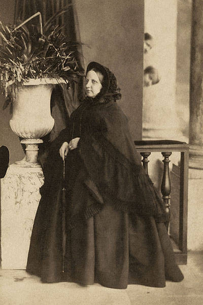 A imperatriz d. Teresa Cristina com as princesas Isabel e Leopoldina ao fundo, no Rio de Janeiro, em 1861