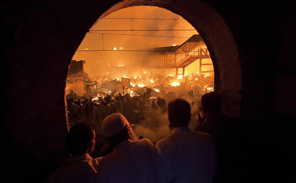 Incêndio atinge favela na Índia em 2011