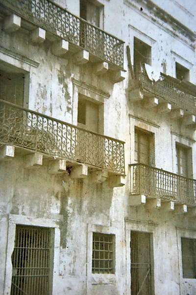 Varandas em ferro trabalhado, de velhos sobrados do Recife (a Travessa da Madre de Deus). Foto de Ulysses de Mello Freyre