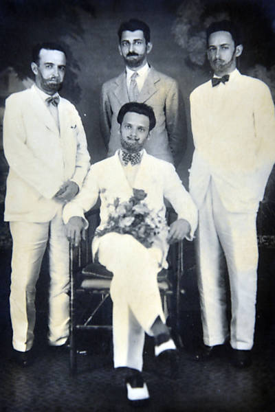 Em pé: Silvio Rabelo, Gilberto de Mello Freyre e senhor não indentificado. Sentado: José Lins do Rêgo