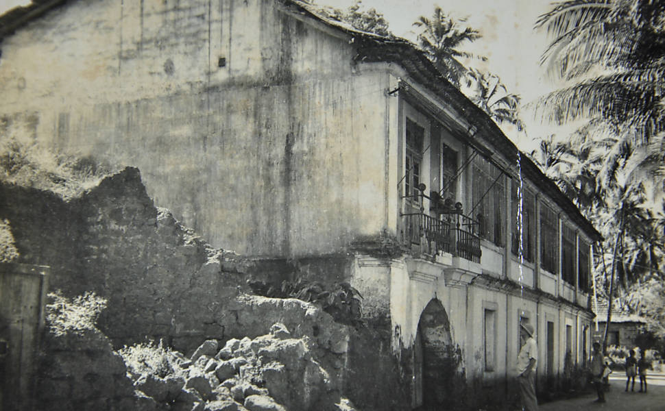 Gilberto Freyre em frente a um antigo sobrado em Goa. India, 1952