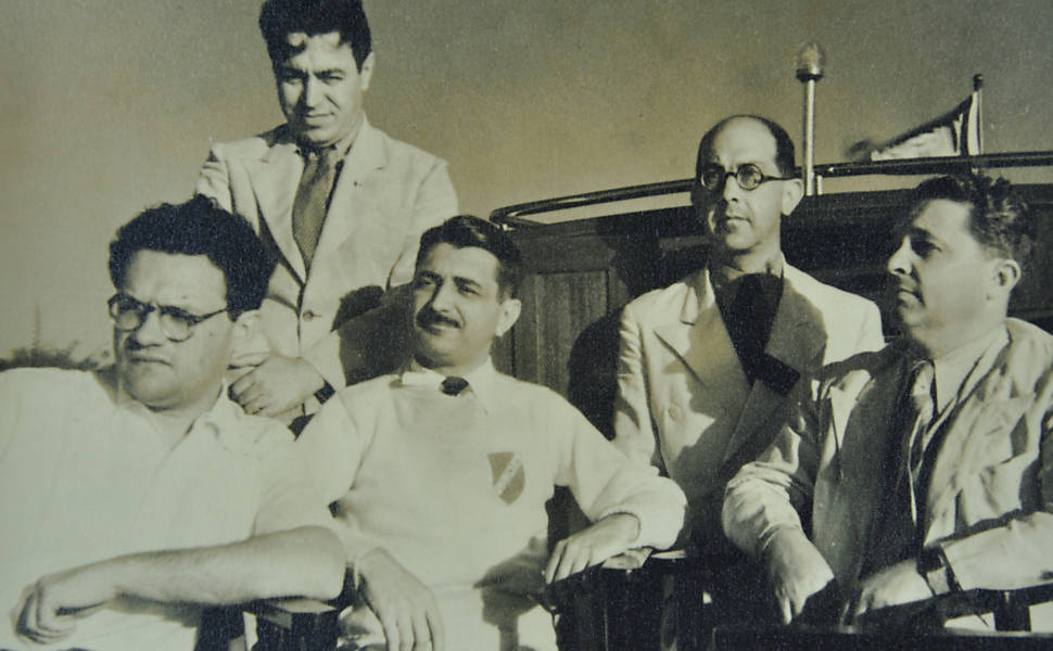 Antiógenes Chaves, José Lins do Rêgo, Gilberto Freyre e mais dois senhores em passeio de barco pelo Rio Capibaribe. REcife, década de 40