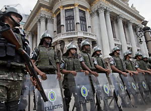 Tropas do Exército cercam o Theatro Municipal (Lalo de Almeida/ Folhapress)