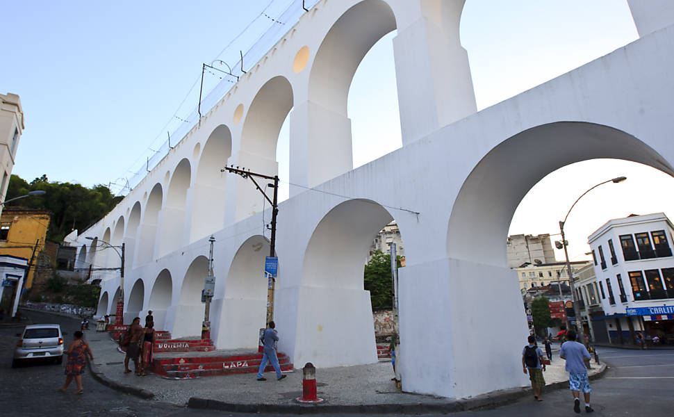 Pessoas caminham junto aos Arcos da Lapa, que acabam de passar pela primeira fase das reformas, no centro do Rio