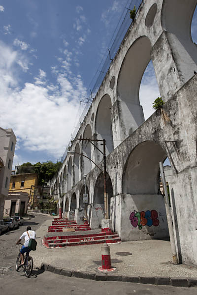 Manchas e pixações antes da restauração dos arcos da Lapa; após restauração algumas pichações já voltaram a aparecer