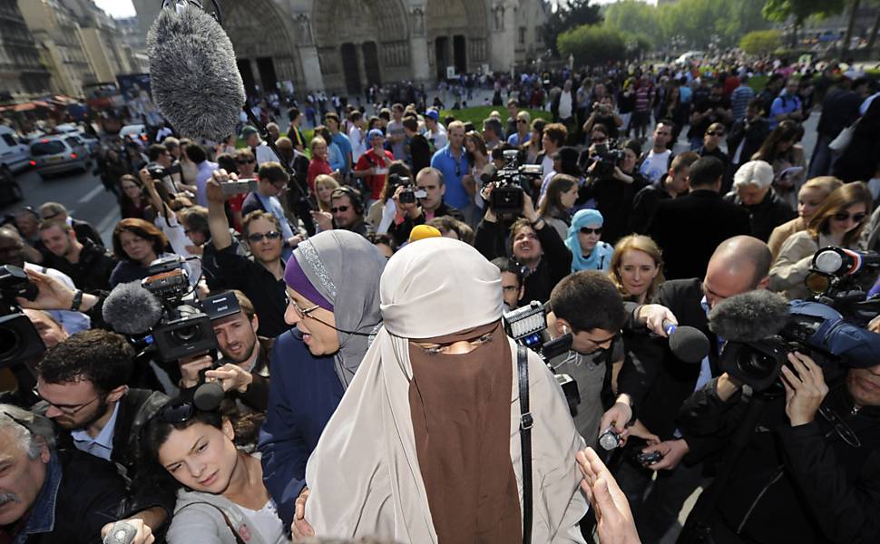 Protesto contra a proibição do uso do véu na França