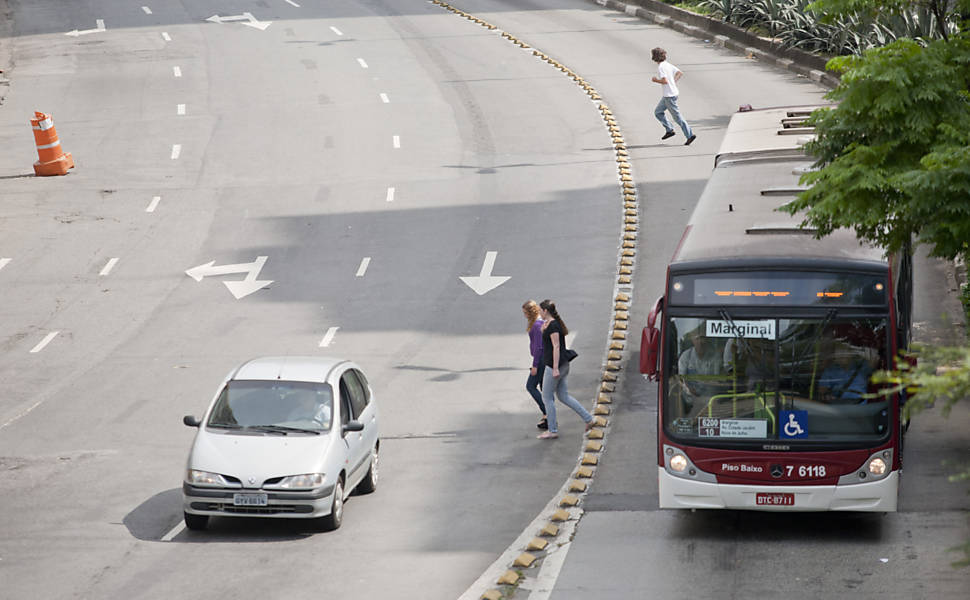 Pedestres atravessam em local proibido a avenida Nove de Julho, próximo à entrada do terminal Bandeira; centro lidera o ranking de atropelados <b>