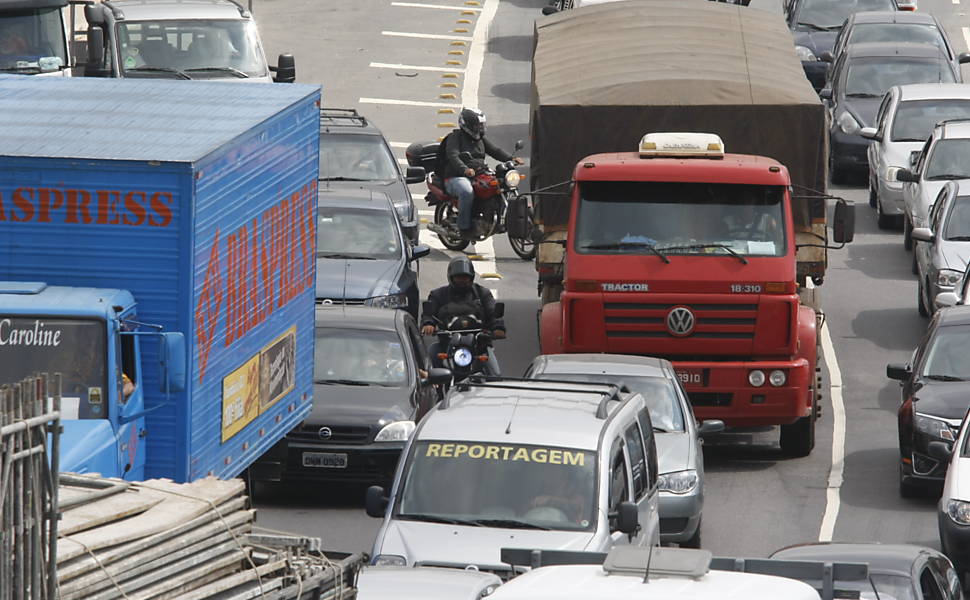 Motoqueiros cortam veículos na marginal Tietê, próximo da ponte da Casa Verde, em São Paulo; mortes envolvendo motos subiram em 2010 <b>