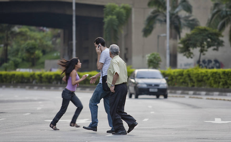 Pedestres atravessam rua do centro de São Paulo fora da faixa de pedestres; centro lidera o ranking de atropelados <b>