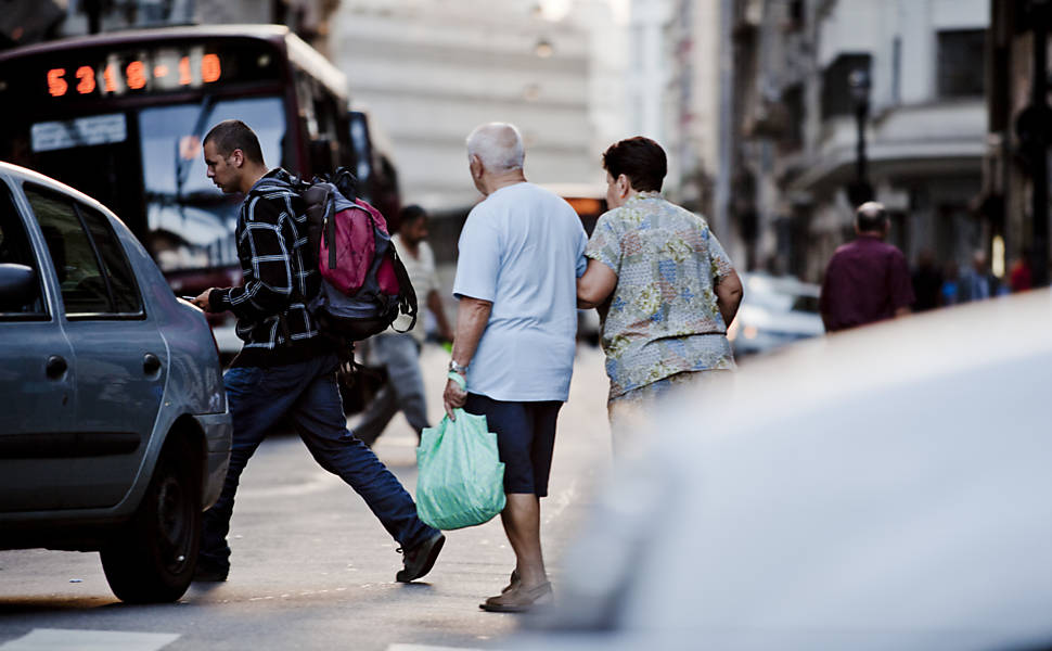 Pedestres atravessam rua do centro de São Paulo em meio a carros, motos e ônibus; centro lidera o ranking de atropelados <b>