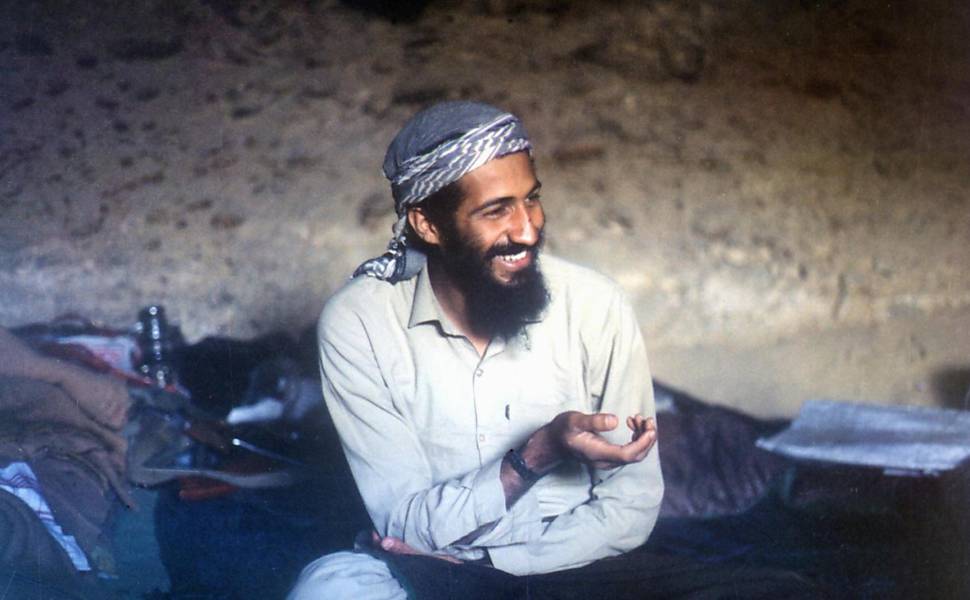 Imagem de 1988 mostra Osama bin Laden em uma caverna na região de Jalalabad, no Afeganistão <b>