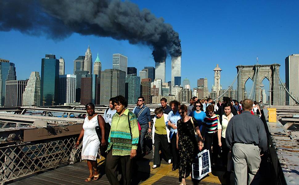 Moradores atravessam a ponte do Brooklyn antes de torres do World Trade Center desabarem <b>