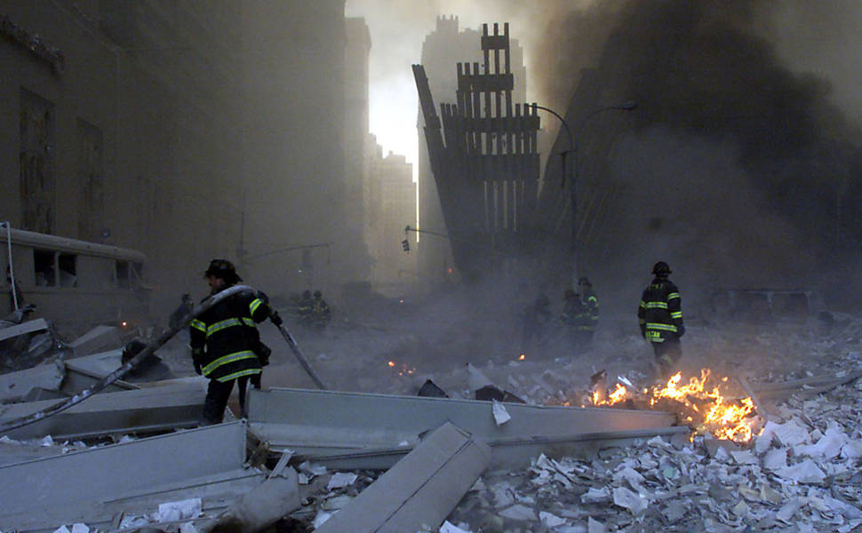 Nova York ficou arrasada após o desabamento das torres gêmeas; local hoje é conhecido como Marco Zero <b>