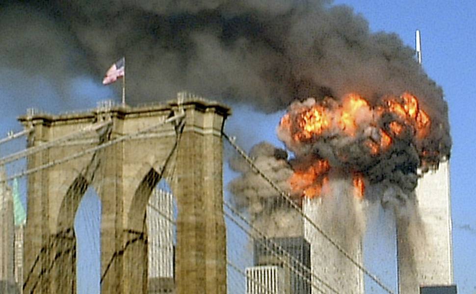 Segundo avião sequestrado se choca com o World Trade Center, em Nova York <b>