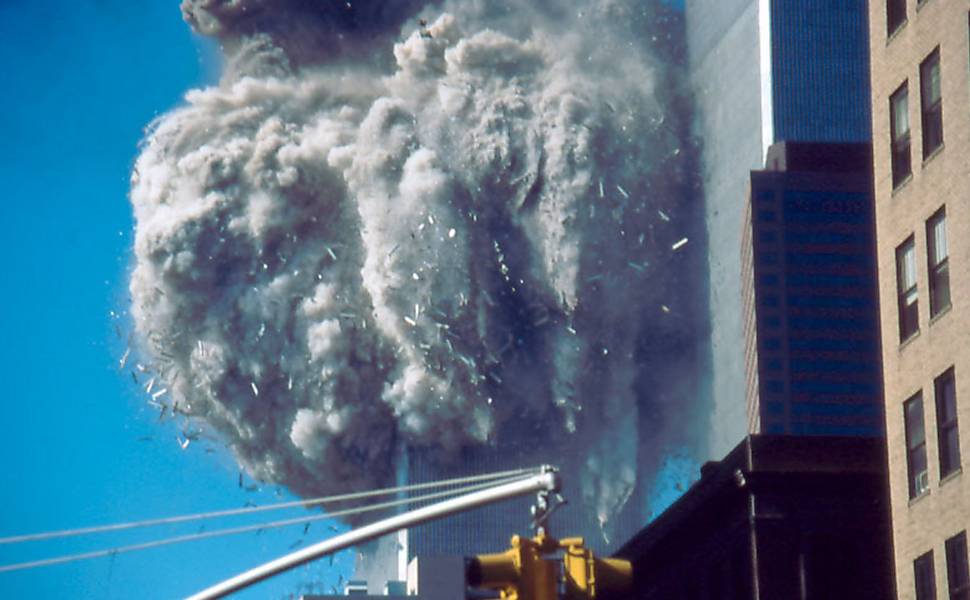 Torre do World Trade Center desaba, matando as pessoas que estavam no prédio e também membros das equipes de resgate <b>