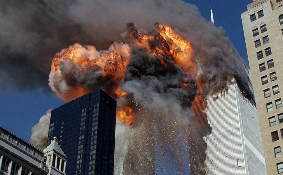 Segundo avião sequestrado por terroristas se choca com o World Trade Center, em Nova York <b>