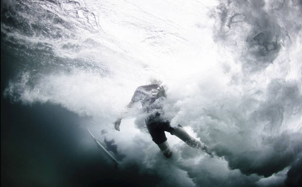 Fotógrafo captura queda de surfistas embaixo d'água